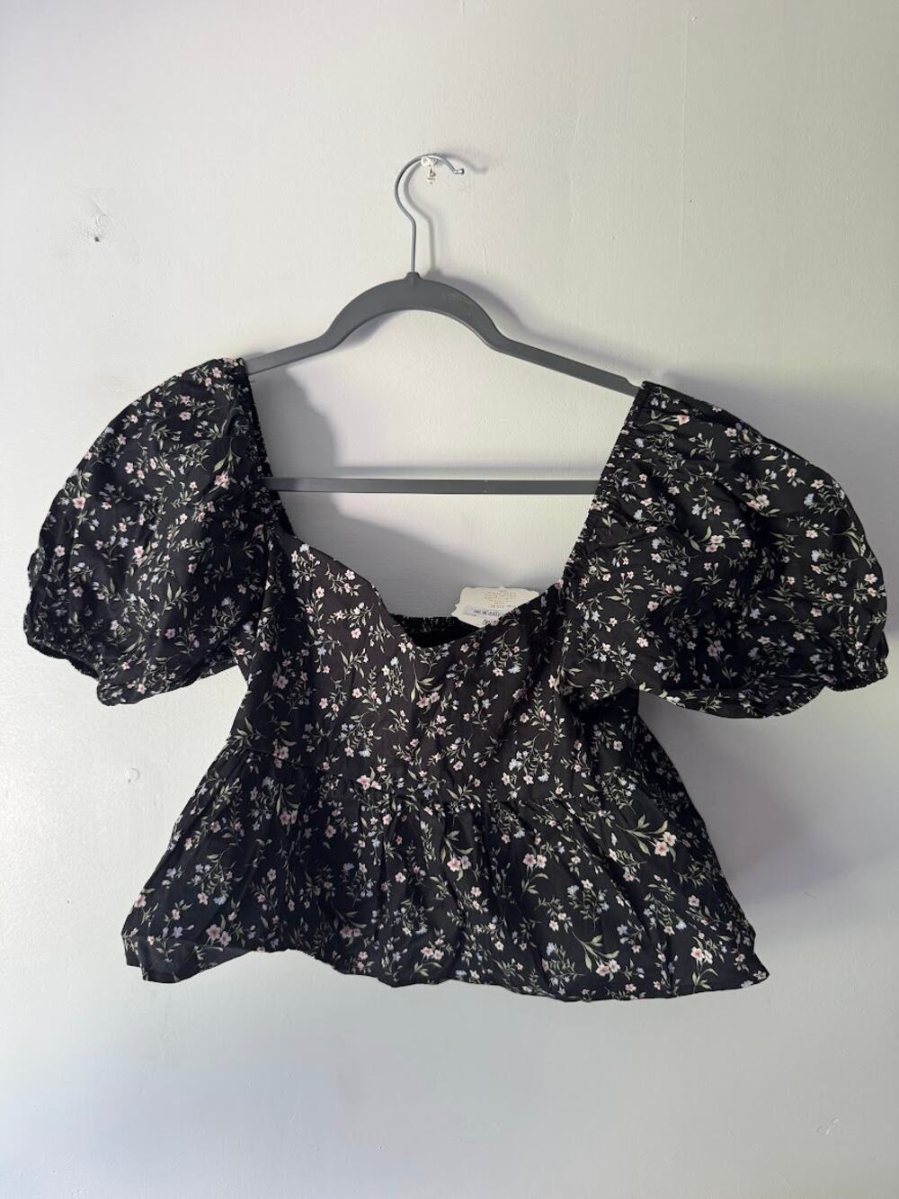Altar'd State Davinzy Black Floral Peplum Top Women's Medium NWT Puff Sleeve